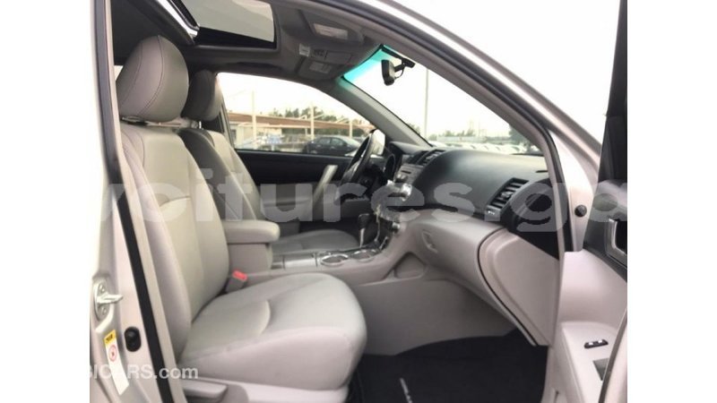 Big with watermark toyota highlander estuaire import dubai 4857