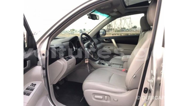 Big with watermark toyota highlander estuaire import dubai 4857