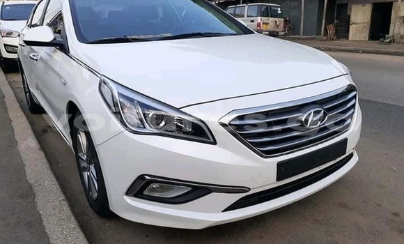 Sayi Na hannu Hyundai Sonata White Mota in Libreville a estuary Sayi Na hannu Hyundai Sonata White Mota in Libreville a estuary