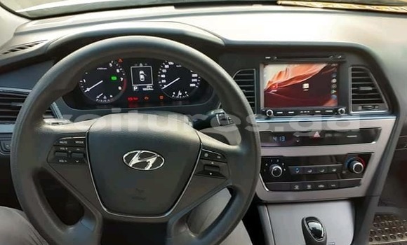 Sayi Na hannu Hyundai Sonata White Mota in Libreville a estuary Sayi Na hannu Hyundai Sonata White Mota in Libreville a estuary