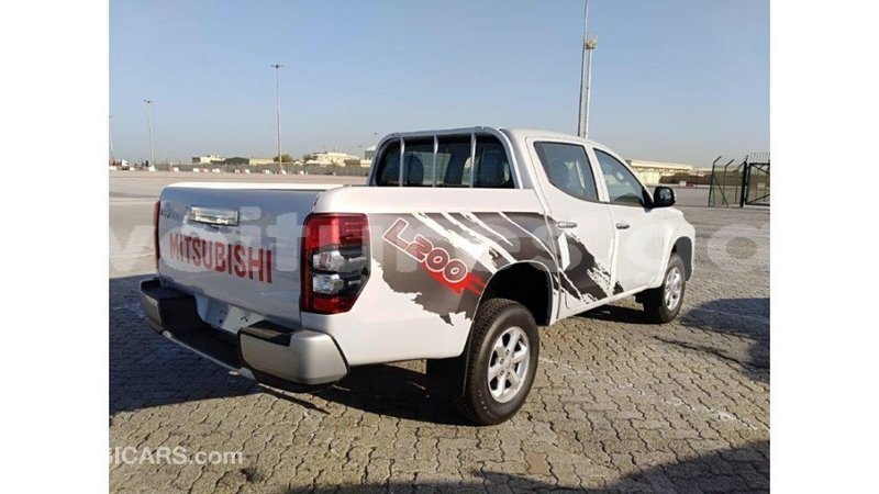 Big with watermark mitsubishi l200 estuaire import dubai 4864