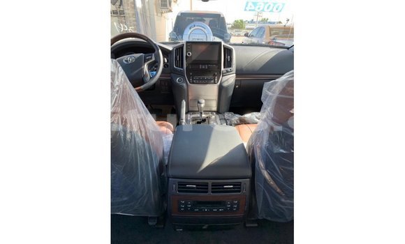 Acheter Import Voiture Toyota Land Cruiser Blanc à Import - Dubai, Estuaire Acheter Import Voiture Toyota Land Cruiser Blanc à Import - Dubai, Estuaire