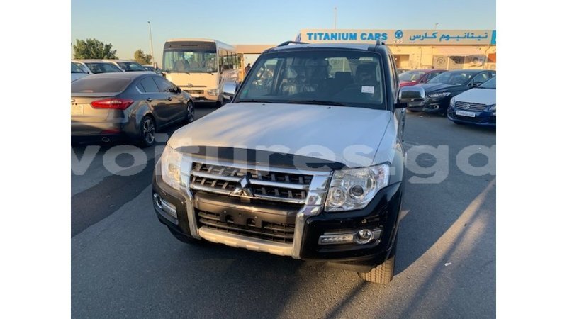 Big with watermark mitsubishi pajero estuaire import dubai 4880