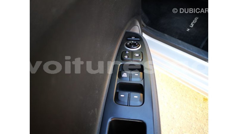 Big with watermark hyundai i10 estuaire import dubai 4882