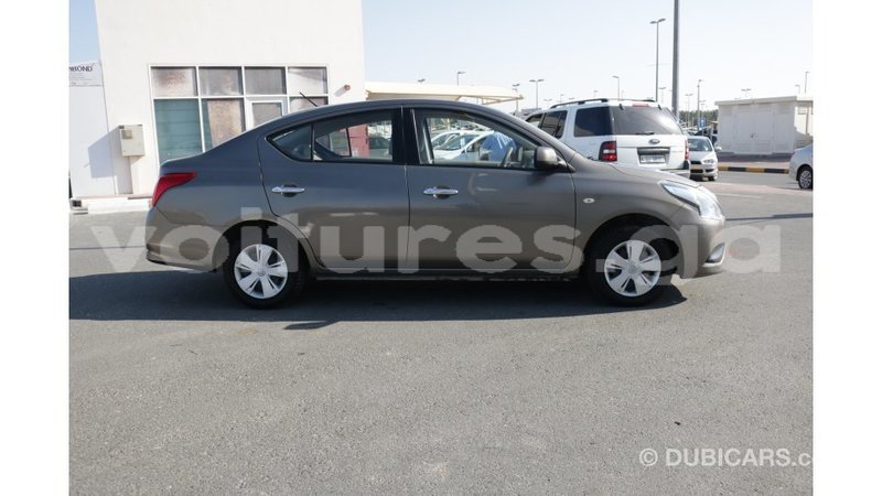 Big with watermark nissan sunny estuaire import dubai 4887