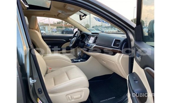 Acheter Import Voiture Toyota Highlander Vert à Import - Dubai, Estuaire Acheter Import Voiture Toyota Highlander Vert à Import - Dubai, Estuaire