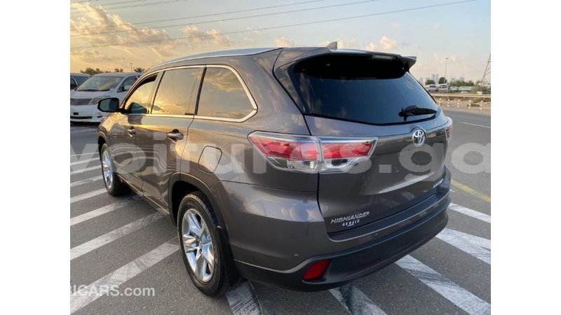 Big with watermark toyota highlander estuaire import dubai 4897