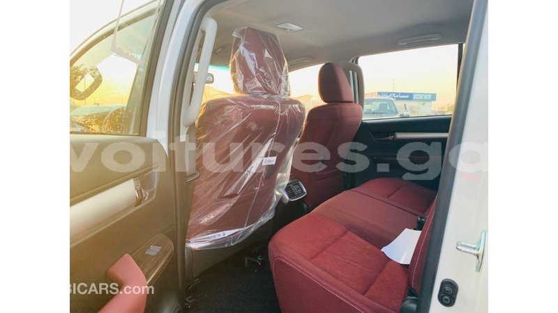 Big with watermark toyota hilux estuaire import dubai 4904