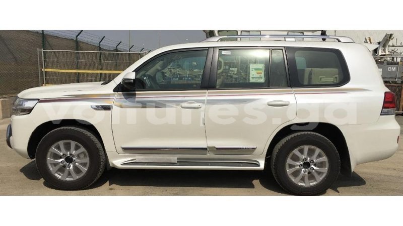 Big with watermark toyota land cruiser estuaire import dubai 4908