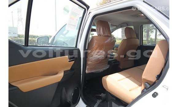 Acheter Import Voiture Toyota Fortuner Blanc à Import - Dubai, Estuaire Acheter Import Voiture Toyota Fortuner Blanc à Import - Dubai, Estuaire