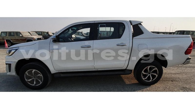 Big with watermark toyota hilux estuaire import dubai 4916