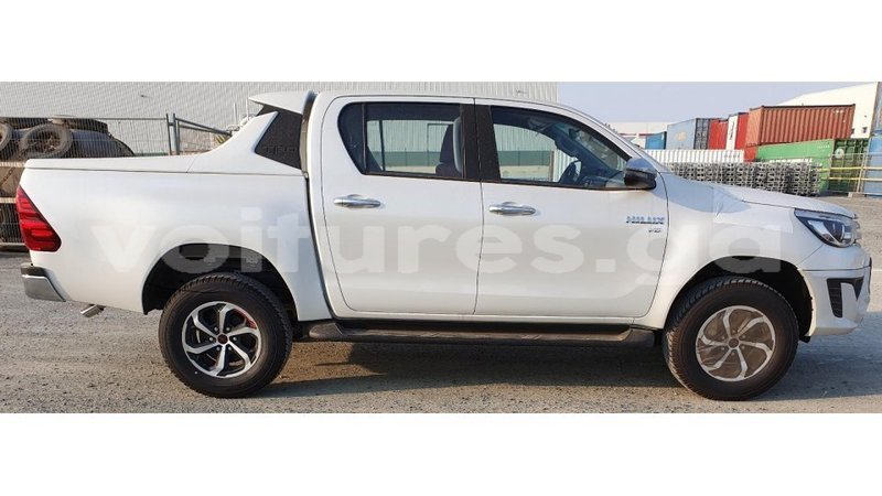 Big with watermark toyota hilux estuaire import dubai 4916