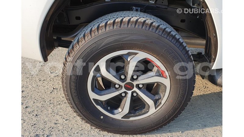 Big with watermark toyota hilux estuaire import dubai 4916