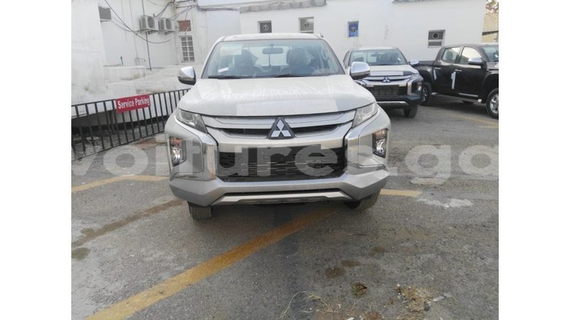 Big with watermark mitsubishi l200 estuaire import dubai 4924