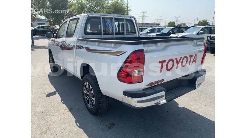 Big with watermark toyota hilux estuaire import dubai 4925