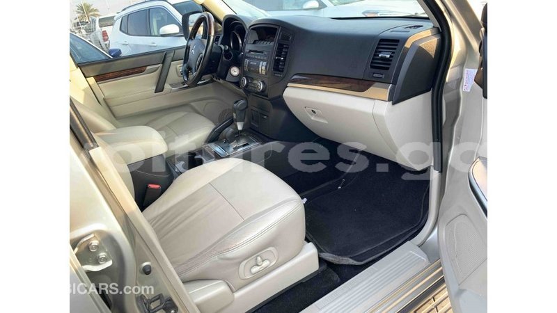 Big with watermark mitsubishi pajero estuaire import dubai 4937