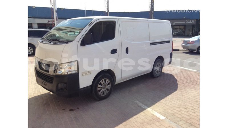 Big with watermark nissan evalia estuaire import dubai 4947