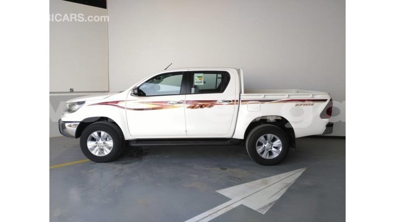 Big with watermark toyota hilux estuaire import dubai 4956