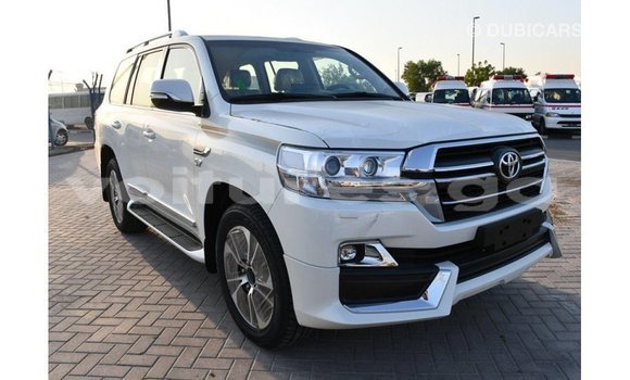 Acheter Import Voiture Toyota Land Cruiser Blanc à Import - Dubai, Estuaire Acheter Import Voiture Toyota Land Cruiser Blanc à Import - Dubai, Estuaire