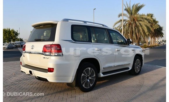 Acheter Import Voiture Toyota Land Cruiser Blanc à Import - Dubai, Estuaire Acheter Import Voiture Toyota Land Cruiser Blanc à Import - Dubai, Estuaire