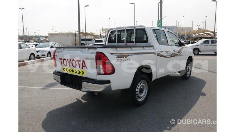 Big with watermark toyota hilux estuaire import dubai 5042