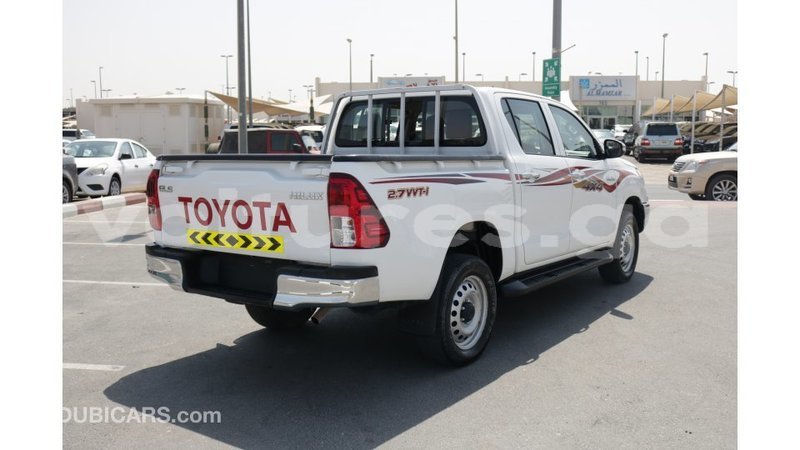 Big with watermark toyota hilux estuaire import dubai 5044