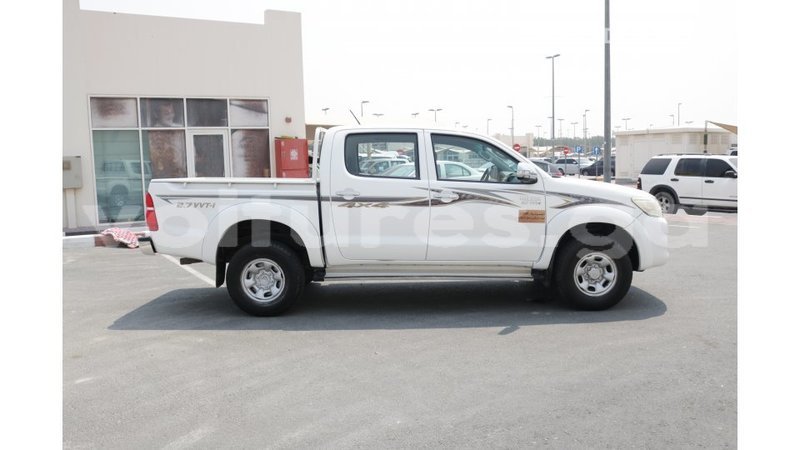 Big with watermark toyota hilux estuaire import dubai 5045