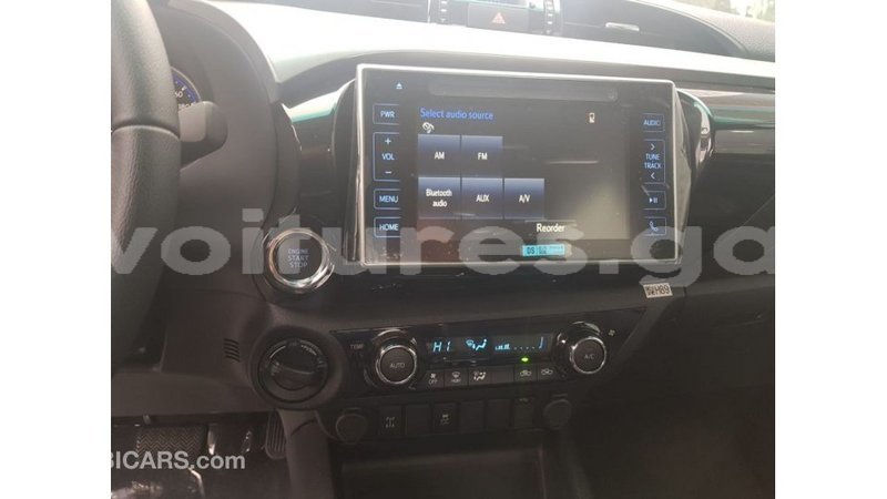 Big with watermark toyota hilux estuaire import dubai 5048