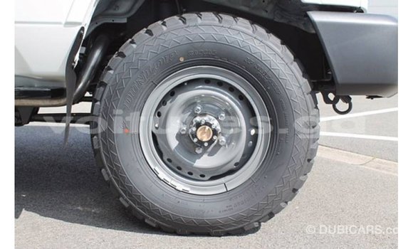 Acheter Import Voiture Toyota Land Cruiser Blanc à Import - Dubai, Estuaire Acheter Import Voiture Toyota Land Cruiser Blanc à Import - Dubai, Estuaire