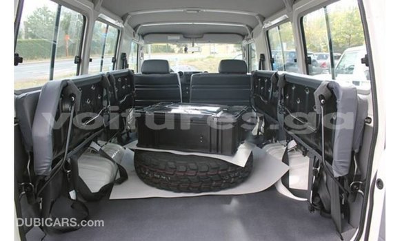 Acheter Import Voiture Toyota Land Cruiser Blanc à Import - Dubai, Estuaire Acheter Import Voiture Toyota Land Cruiser Blanc à Import - Dubai, Estuaire