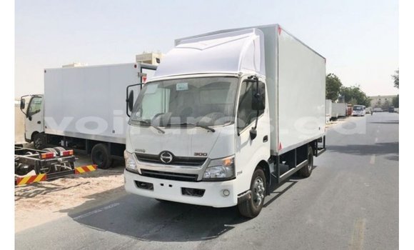 Acheter Import Utilitaire Hino 300 Series Blanc à Import - Dubai, Estuaire