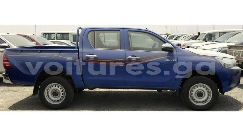 Big with watermark toyota hilux estuaire import dubai 5055