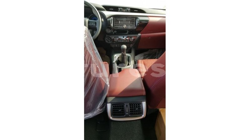 Big with watermark toyota hilux estuaire import dubai 5055