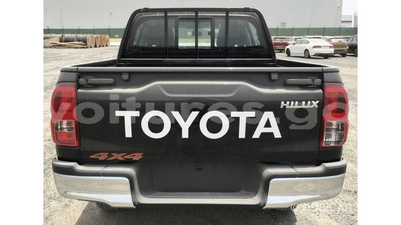 Big with watermark toyota hilux estuaire import dubai 5056