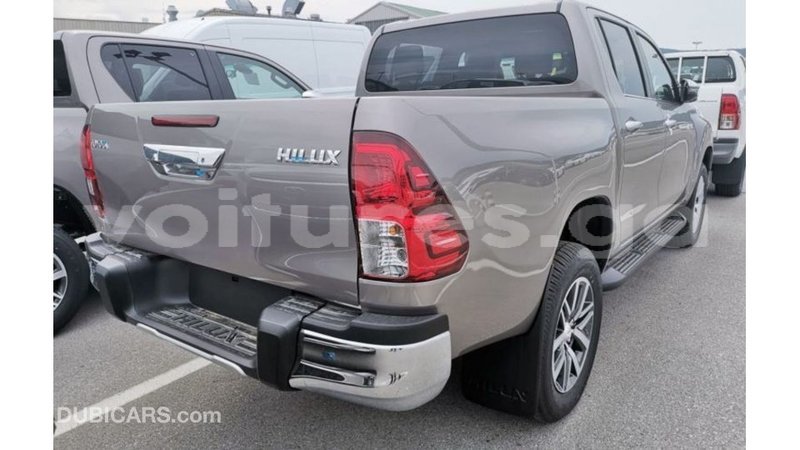 Big with watermark toyota hilux estuaire import dubai 5057