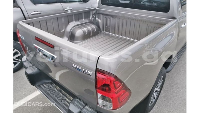 Big with watermark toyota hilux estuaire import dubai 5057