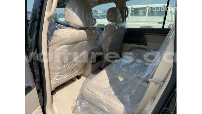 Big with watermark toyota land cruiser estuaire import dubai 5058