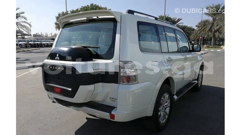 Big with watermark mitsubishi pajero estuaire import dubai 5064