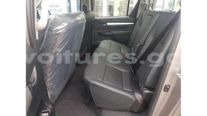 Big with watermark toyota hilux estuaire import dubai 5074