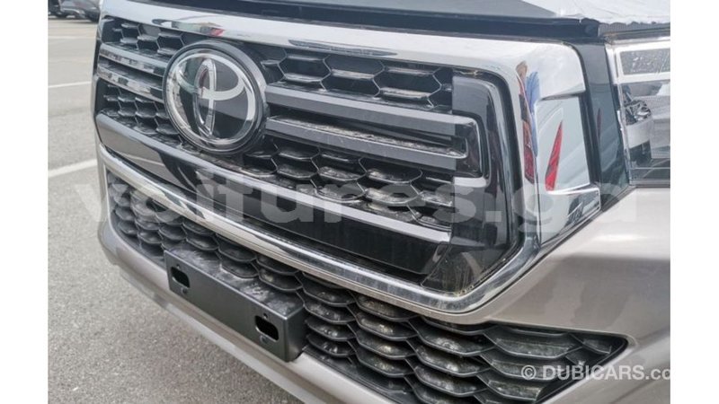 Big with watermark toyota hilux estuaire import dubai 5074