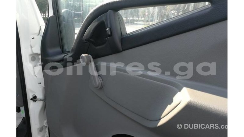 Big with watermark mitsubishi i estuaire import dubai 5077