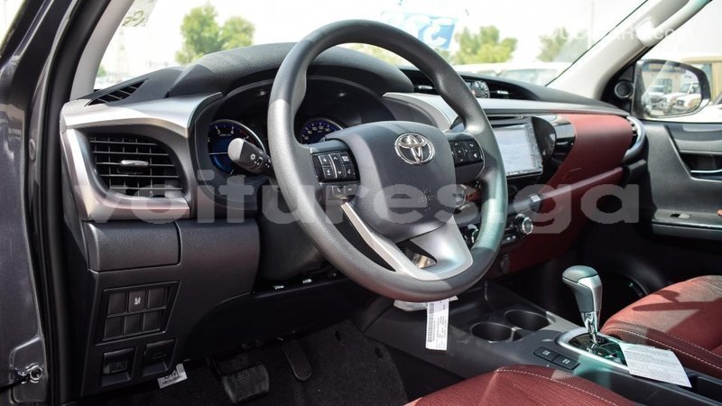 Big with watermark toyota hilux estuaire import dubai 5088