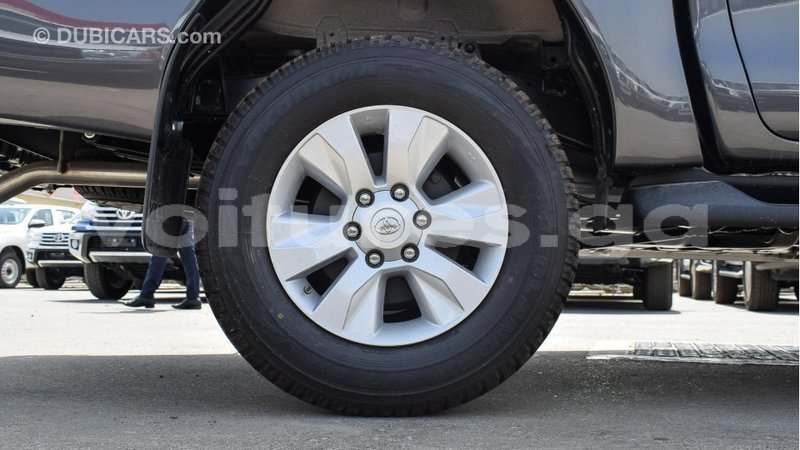 Big with watermark toyota hilux estuaire import dubai 5088