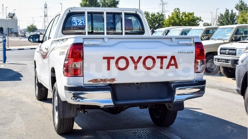 Big with watermark toyota hilux estuaire import dubai 5091