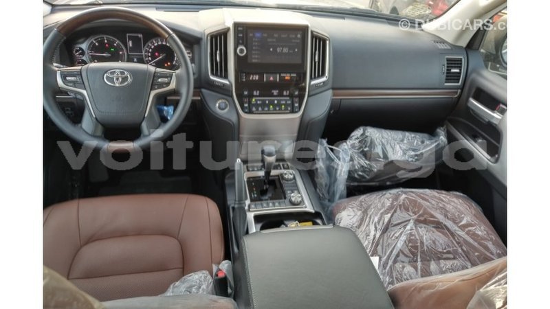 Big with watermark toyota land cruiser estuaire import dubai 5109