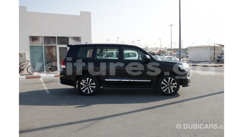 Big with watermark toyota land cruiser estuaire import dubai 5112