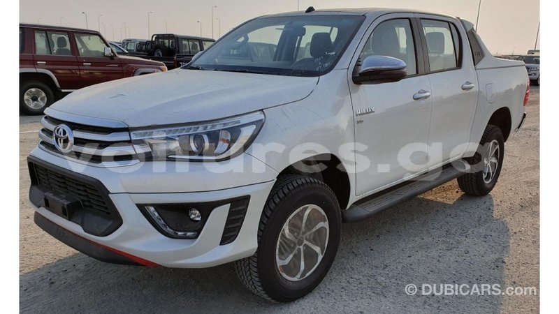 Big with watermark toyota hilux estuaire import dubai 5126