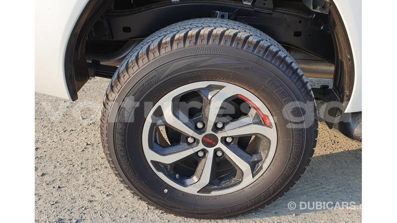 Big with watermark toyota hilux estuaire import dubai 5126