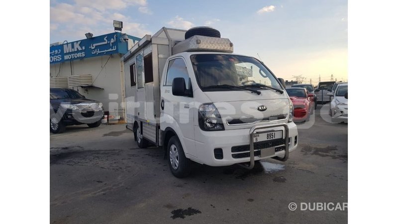 Big with watermark kia carens estuaire import dubai 5130