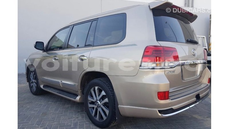 Big with watermark toyota land cruiser estuaire import dubai 5131